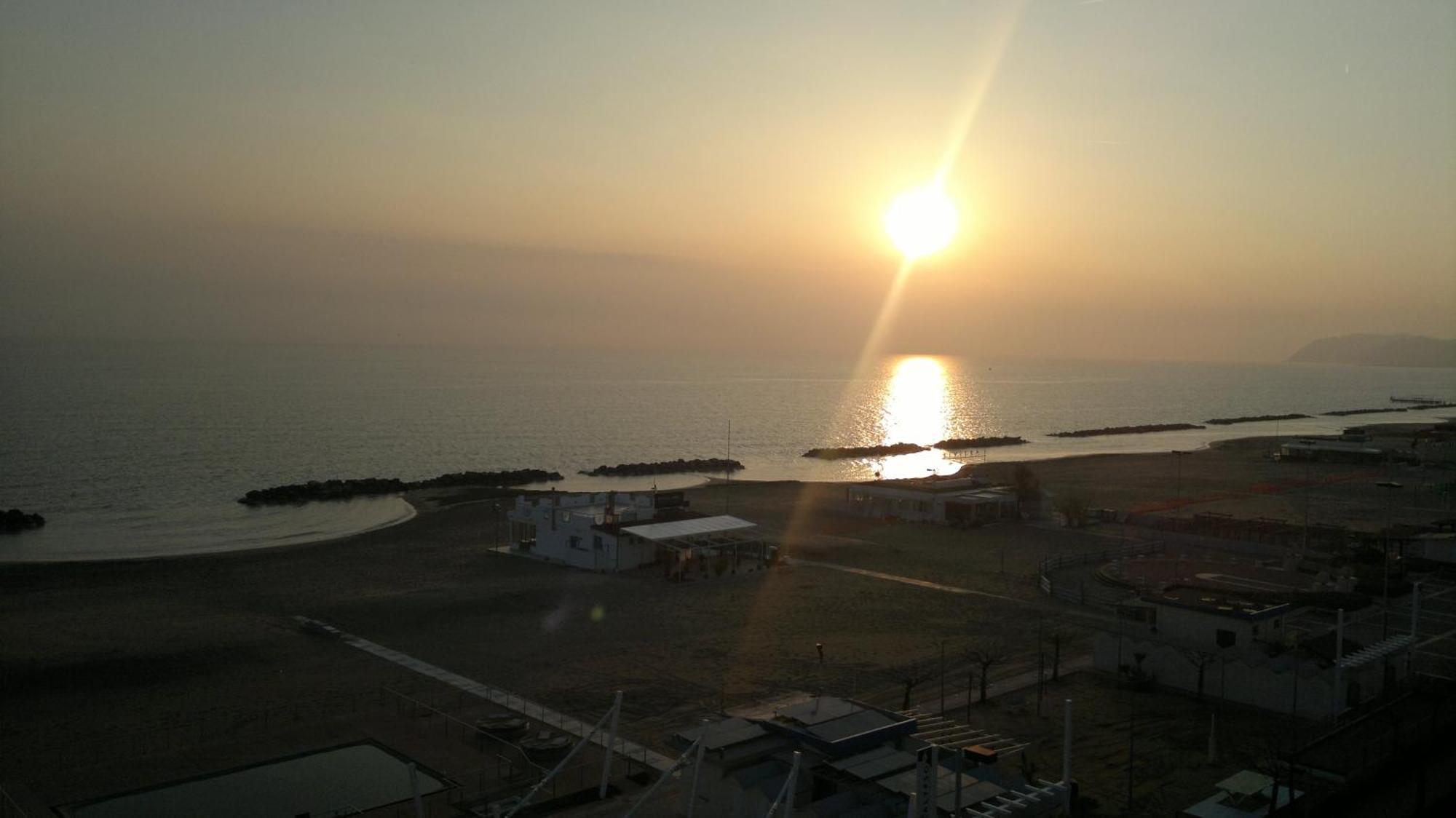 Hotel Touring Misano Adriatico Esterno foto