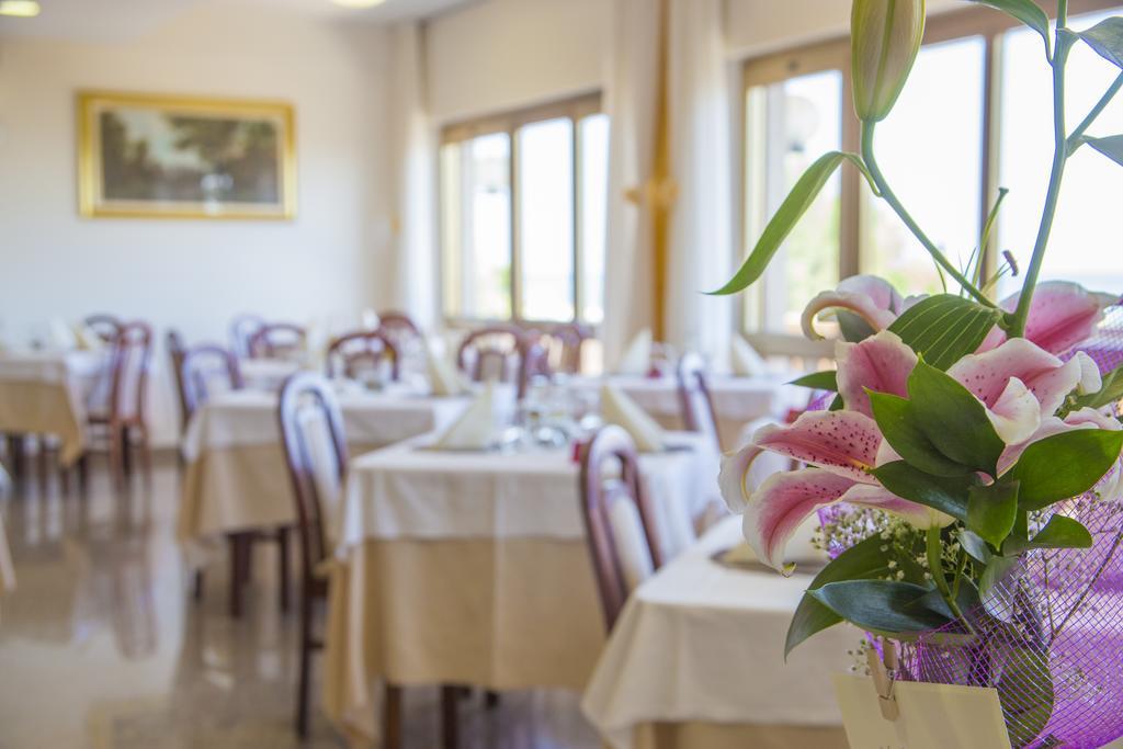 Hotel Touring Misano Adriatico Esterno foto