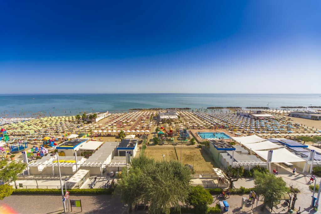 Hotel Touring Misano Adriatico Esterno foto