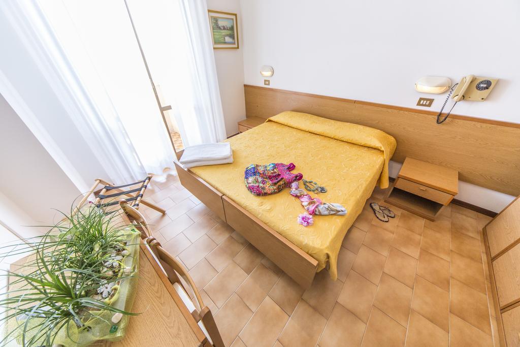 Hotel Touring Misano Adriatico Esterno foto
