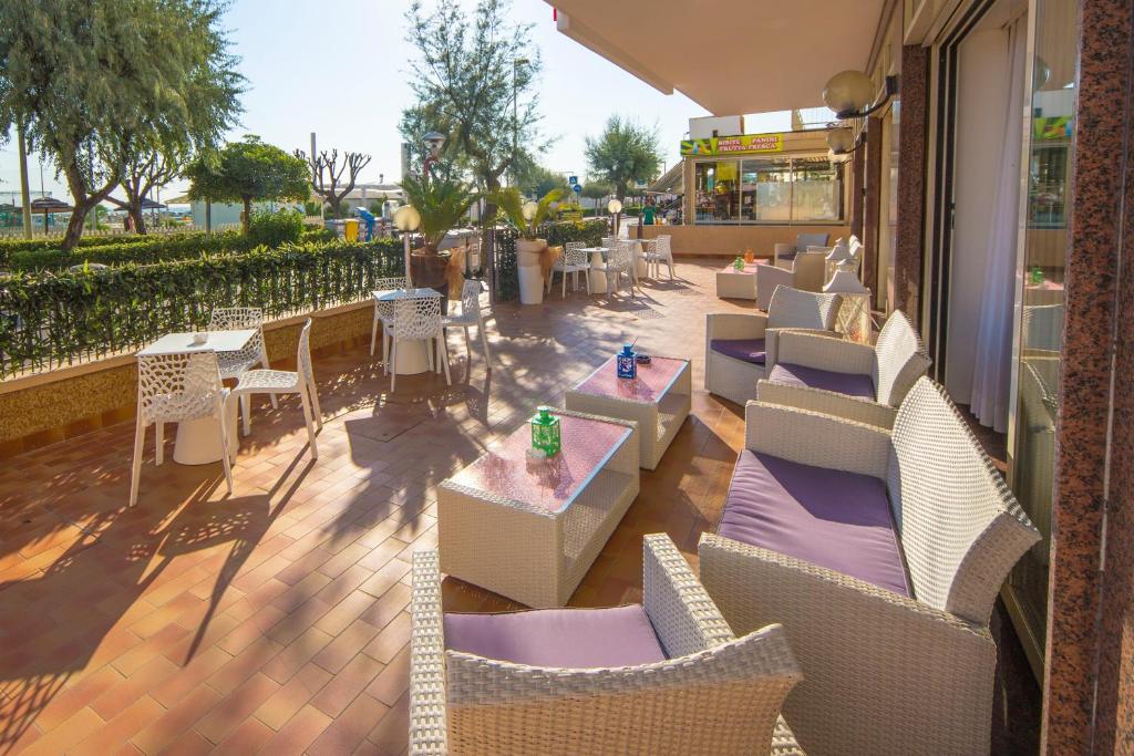 Hotel Touring Misano Adriatico Esterno foto
