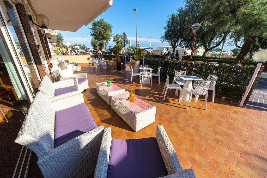 Hotel Touring Misano Adriatico Esterno foto