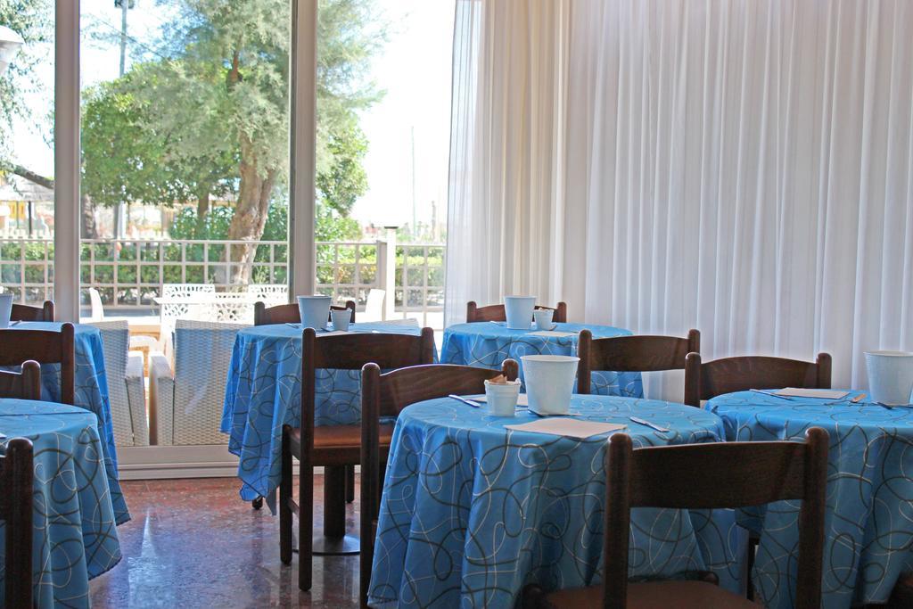 Hotel Touring Misano Adriatico Esterno foto