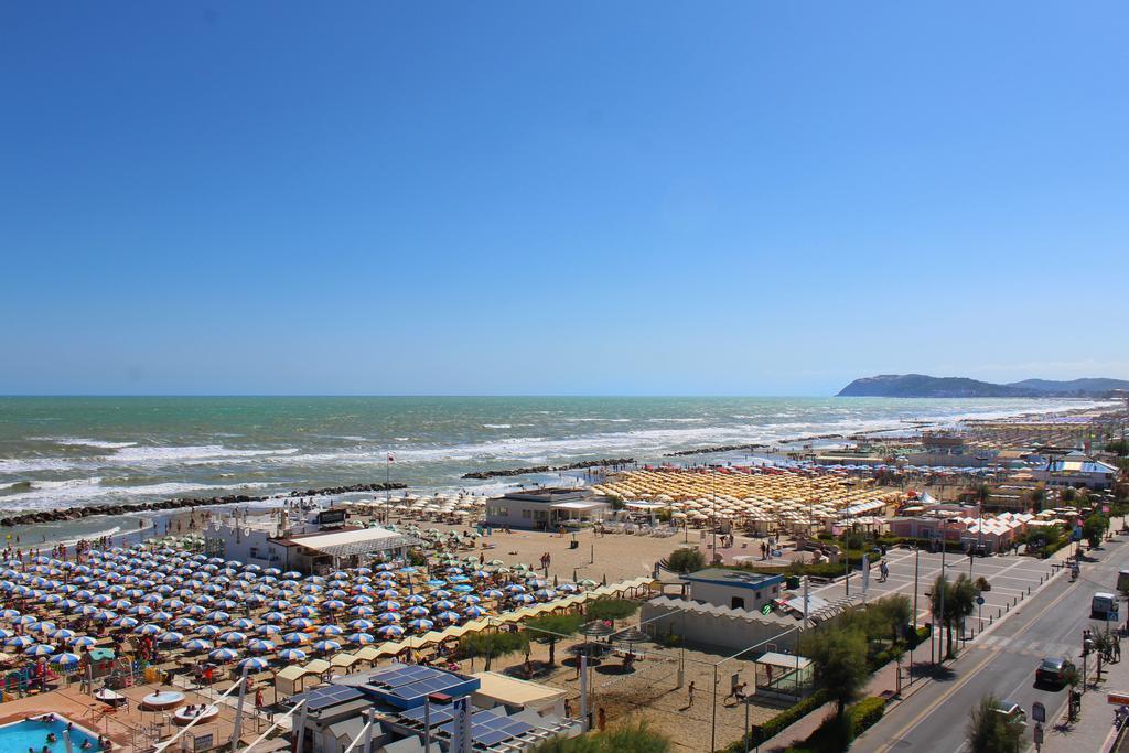 Hotel Touring Misano Adriatico Esterno foto
