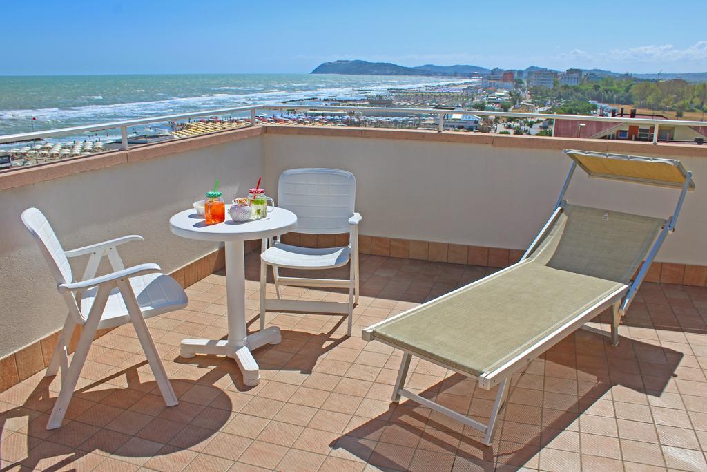 Hotel Touring Misano Adriatico Esterno foto