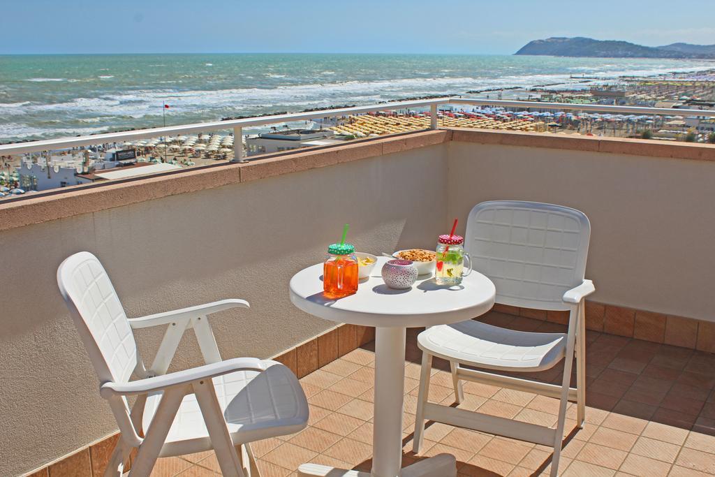 Hotel Touring Misano Adriatico Esterno foto
