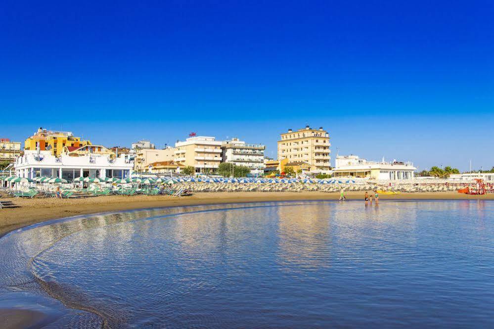 Hotel Touring Misano Adriatico Esterno foto
